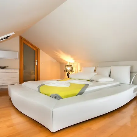 Louloudis Boutique (adults Only)